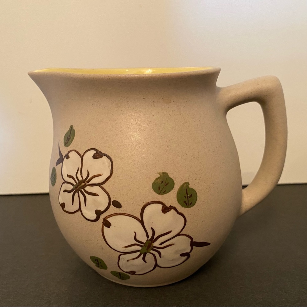 PIGEON FORGE POTTERY PITCHER TAN WHITE DOGWOOD HANDPAINTED 4.5” TALL USA VINTAGE